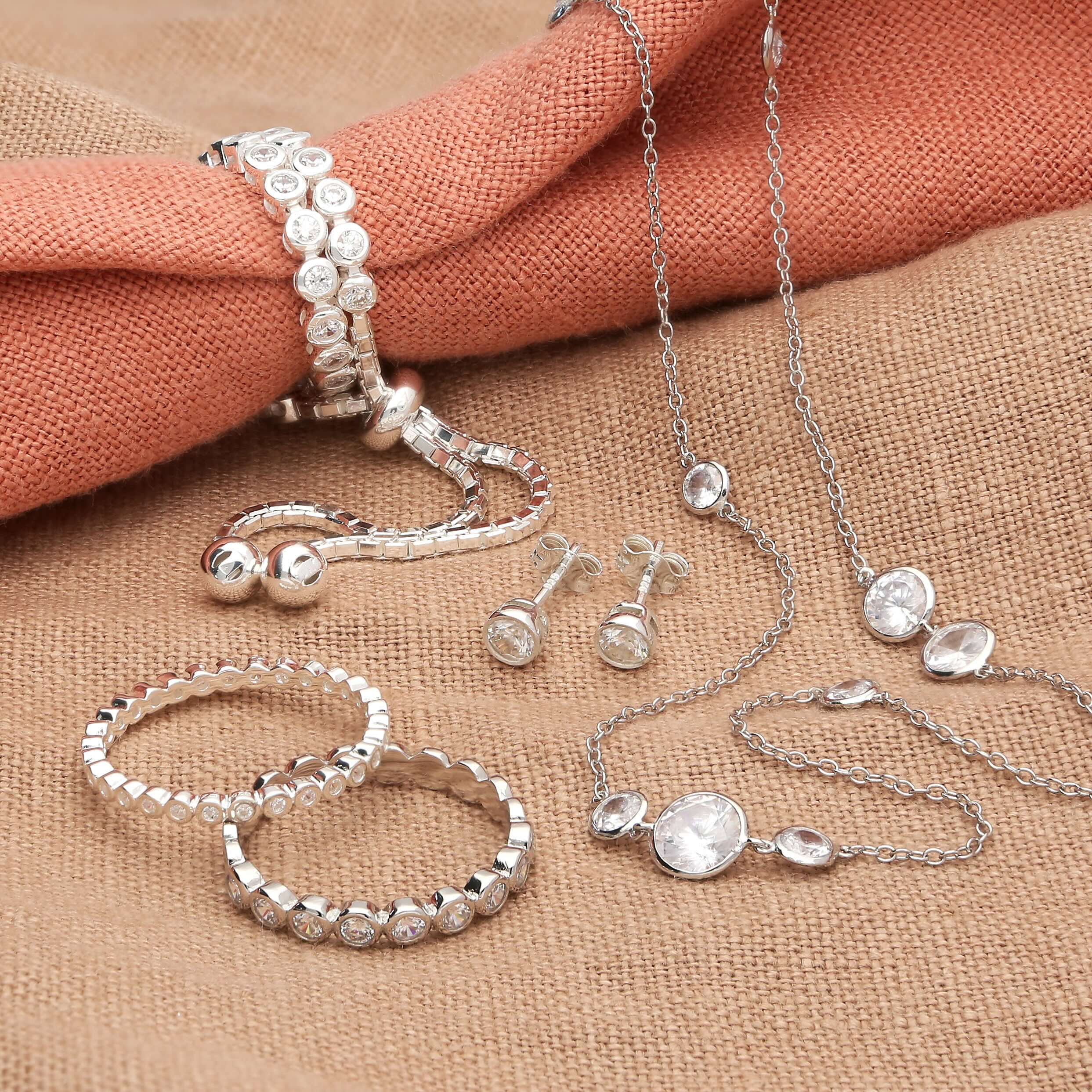 Put Your Claws Away: The Rise of Rub Over Jewellery